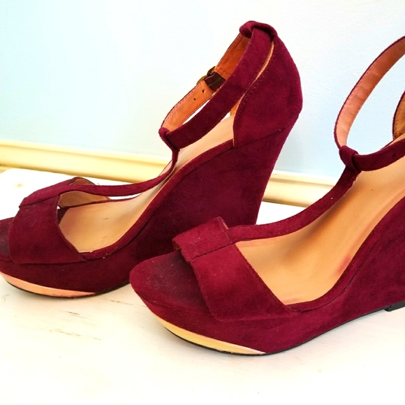 Burgandy Faux Suede Wedges Xhilaration - Picture 1 of 4